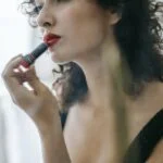 femme qui se met du rouge à lèvre, lipstick en anglais