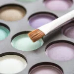 gros plan sur une palette de maquillage